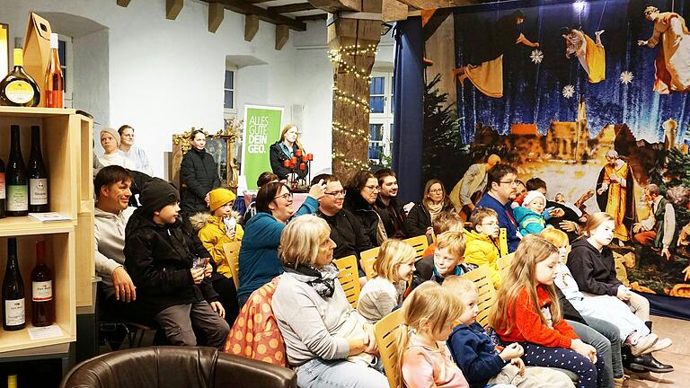 Besonders die anwesenden Kinder hörten sich die Weihnachtsgeschichte gespannt an. Im Anschluss waren alle eingeladen, noch zu einem Glas Kinderpunsch und Plätzchen zu bleiben. Besonders die anwesenden Kinder hörten sich die Weihnachtsgeschichte gespannt an. Im Anschluss waren alle eingeladen, noch zu einem Glas Kinderpunsch und Plätzchen zu bleiben.
