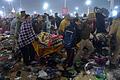 Hindu-Fest Maha Kumbh Mela in Indien       -  Nach einer Massenpanik tragen Helfer Opfer weg.