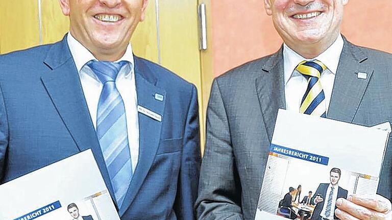 Zufrieden mit der Bilanz 2011: die Direktoren der Raiffeisenbank Main-Spessart, Vorstandsvorsitzender Helmut Kraft (rechts) und der stellvertretende Vorsitzende Michael Zeuch.Foto: Andreas Brachs