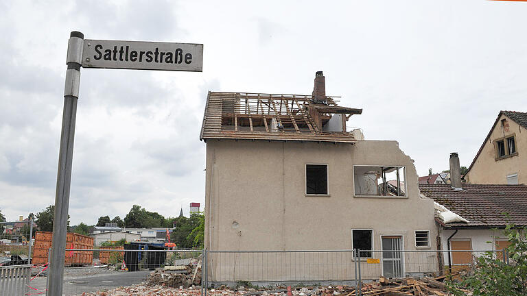 Vorher - Vor gut zehn Jahren begann dieSanierung der Sattler-Altlast in Schonungen.