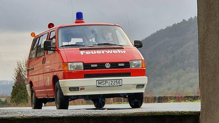 Das 30 Jahre alte Mehrzweckfahrzeug der Karlburger Feuerwehr wird bald durch ein neues ersetzt. Das 30 Jahre alte Mehrzweckfahrzeug der Karlburger Feuerwehr wird bald durch ein neues ersetzt.