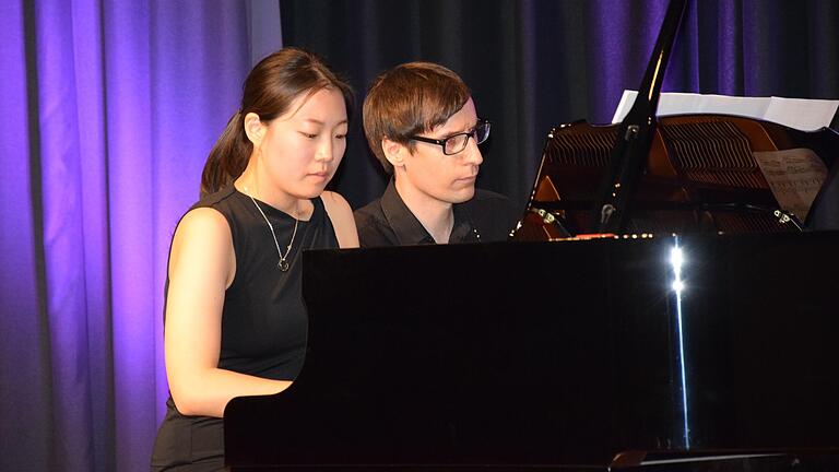 Zwei Meisterschüler bestritten ein Konzert im Historischen Rathaus in Karlstadt sowohl im Einzelvortrag als auch im Duo. Die Klaviertalente Rosa Eom und Michael Gerecke ehrten in ihrer Stückauswahl den russischen Komponisten Sergej Rachmaninow. Zwei Meisterschüler bestritten ein Konzert im Historischen Rathaus in Karlstadt sowohl im Einzelvortrag als auch im Duo. Die Klaviertalente Rosa Eom und Michael Gerecke ehrten in ihrer Stückauswahl den russischen Komponisten Sergej Rachmaninow.