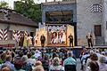 Burg Brattenstein als Kulisse verleiht den Frankenfestspielen Röttingen eine besondere Atmosphäre. Im Bild:&nbsp; Volles Haus bei der Premiere von 'Das Spukschloss im Spessart' im Sommer 2023.