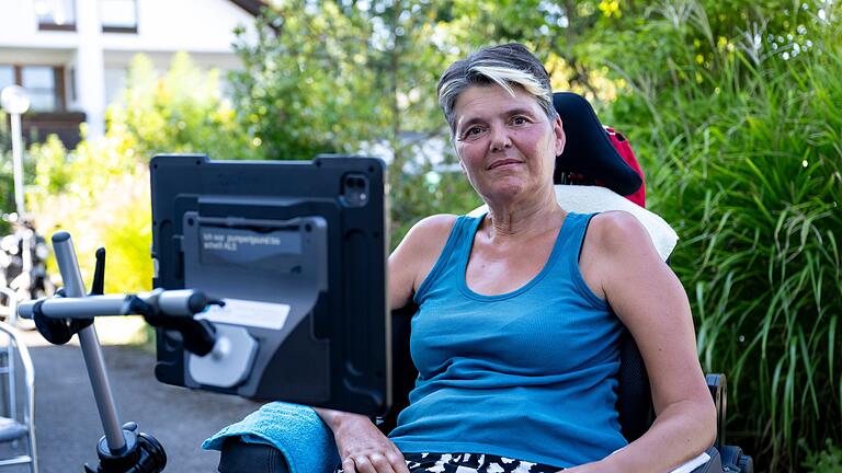 ALS: Patienten wollen unheilbarer Krankheit trotzen - Gabriele Engel bedient mit ihren Augen den Sprachcomputer an ihrem Rollstuhl ALS: Patienten wollen unheilbarer Krankheit trotzen - Gabriele Engel bedient mit ihren Augen den Sprachcomputer an ihrem Rollstuhl