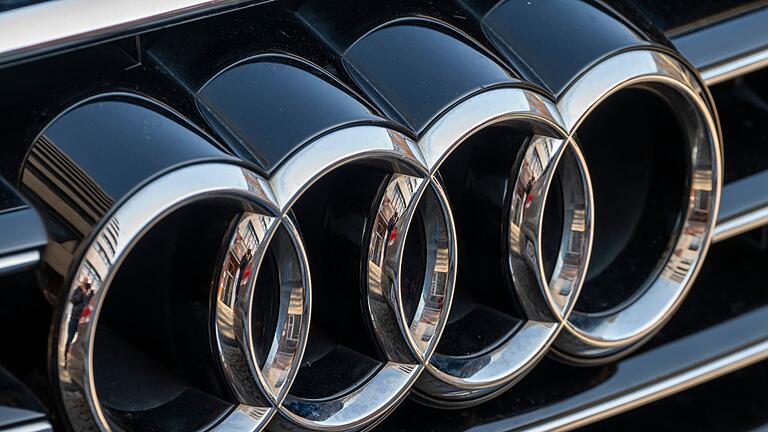Logo der Automarke Audi       -  Audi-Logo: Der Autobauer streicht Tausende Jobs. (Symbolbild)