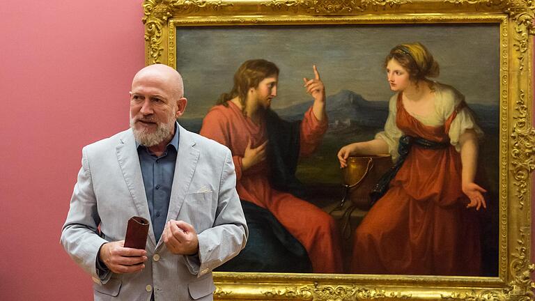 Museumsleiter Wolf Eiermann erläutert Angelika Kauffmanns Gemälde 'Christus und die Samariterin am Brunnen' von 1796. Während männliche Kollegen einen Gegensatz zwischen Mann und Frau betonen, konzentriert sich Kauffmann auf die Dynamik der Begegnung. Museumsleiter Wolf Eiermann erläutert Angelika Kauffmanns Gemälde 'Christus und die Samariterin am Brunnen' von 1796. Während männliche Kollegen einen Gegensatz zwischen Mann und Frau betonen, konzentriert sich Kauffmann auf die Dynamik der Begegnung.
