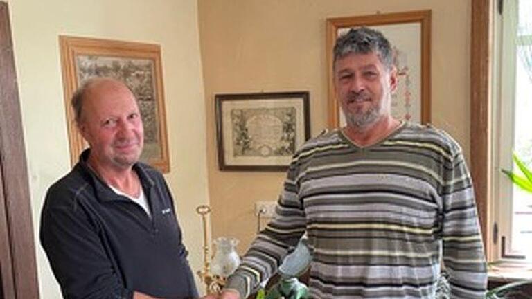 Hubert Schneider (links) ist nach 48 Jahren bei der Firma Theo Hahn jetzt in Rente gegangen. Unternehmer Theo Hahn verabschiedet seinen zuverlässigen Mitarbeiter. - Hubert Schneider (links) ist nach 48 Jahren bei der Firma Theo Hahn jetzt in Rente gegangen. Unternehmer Theo Hahn verabschiedet seinen zuverlässigen Mitarbeiter. Hubert Schneider (links) ist nach 48 Jahren bei der Firma Theo Hahn jetzt in Rente gegangen. Unternehmer Theo Hahn verabschiedet seinen zuverlässigen Mitarbeiter. - Hubert Schneider (links) ist nach 48 Jahren bei der Firma Theo Hahn jetzt in Rente gegangen. Unternehmer Theo Hahn verabschiedet seinen zuverlässigen Mitarbeiter.