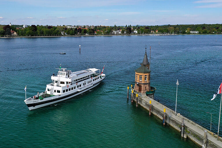 Das Passagierschiff Zürich fährt auf dem Bodensee in den Hafen von Konstanz ein.&nbsp;