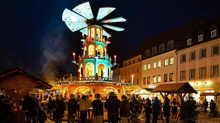 Am Donnerstag öffnet der Schweinfurter Weihnachtsmarkt. Er wird wieder viele Besucher und Besucherinnen nach Schweinfurt locken. Unser Foto stammt von 2022. Am Donnerstag öffnet der Schweinfurter Weihnachtsmarkt. Er wird wieder viele Besucher und Besucherinnen nach Schweinfurt locken. Unser Foto stammt von 2022.