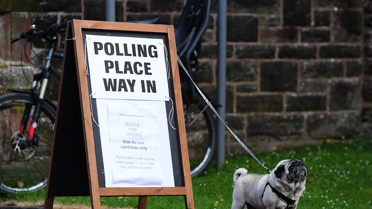 Parlamentswahl in Großbritannien       -  Die Menschen in Großbritannien gelten als besonders tierlieb und bringen ihre Hunde oft zum Wählen mit.