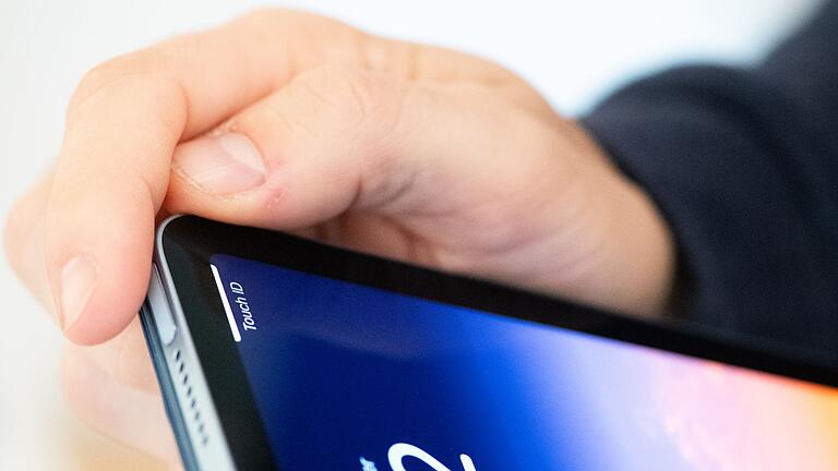 iPad mini 2024 - TouchID statt FaceID: Im Gegensatz zu den großen iPad Pro und den iPhones gibt es hier den Fingerabdrucksensor. Er steckt im Ein- und Ausschaltknopf. iPad mini 2024 - TouchID statt FaceID: Im Gegensatz zu den großen iPad Pro und den iPhones gibt es hier den Fingerabdrucksensor. Er steckt im Ein- und Ausschaltknopf.