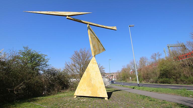 Der Gelbe Krieger empfängt seit 1992 Autofahrer und Bahnreisende an der Südbrücke in Kitzingen.