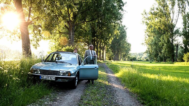 Oerlenbacher leiht Tukur das Auto: Ro 80 für den Tatort - Kultauto im Hessen-Tatort: In „Murot und das Murmeltier“ spielen als Doppelbesetzung zwei Ro 80 mit. Einen Wagen stellt der Oerlenbacher Jürgen Mohr. Zu sehen ist der Krimi mit LKA-Ermittler Felix Murot (Ulrich Tukur, rechts) und seinem Gegenspieler (Christian Ehrich) voraussichtlich im zweiten Halbjahr 2018. Oerlenbacher leiht Tukur das Auto: Ro 80 für den Tatort - Kultauto im Hessen-Tatort: In „Murot und das Murmeltier“ spielen als Doppelbesetzung zwei Ro 80 mit. Einen Wagen stellt der Oerlenbacher Jürgen Mohr. Zu sehen ist der Krimi mit LKA-Ermittler Felix Murot (Ulrich Tukur, rechts) und seinem Gegenspieler (Christian Ehrich) voraussichtlich im zweiten Halbjahr 2018.