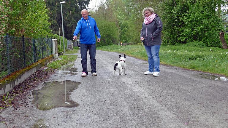 Selbst nach leichtem Regen bilden sich hier tiefe Pfützen. Bei mehr Wasser kommen die Anwohner der Schwebenrieder Straße entlang des Schwabbachs nicht trockenen Fußes in ihre Anwesen. Roland Schneider und Alexandra Keller fordern einen baldigen Ausbau. Selbst nach leichtem Regen bilden sich hier tiefe Pfützen. Bei mehr Wasser kommen die Anwohner der Schwebenrieder Straße entlang des Schwabbachs nicht trockenen Fußes in ihre Anwesen. Roland Schneider und Alexandra Keller fordern einen baldigen Ausbau.