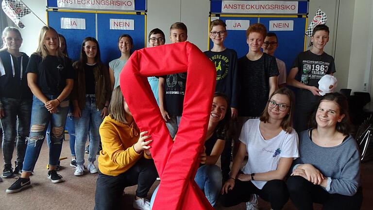 Über Aids informierten sich Schülerinnen und Schüler der 8. und 9. Klassen.  Foto: Christine Kreß       -  Über Aids informierten sich Schülerinnen und Schüler der 8. und 9. Klassen.  Foto: Christine Kreß