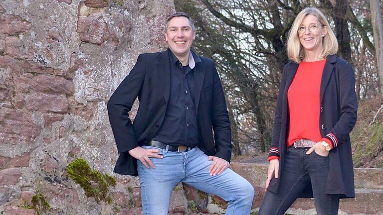 Die neue Geschäftsführung der Scherenburgfestspiele: Christoph Michl und Bianca Ditterich in der Kulisse der Ruine Scherenburg über Gemünden, dem Veranstaltungsort der Festspiele im Sommer. Die neue Geschäftsführung der Scherenburgfestspiele: Christoph Michl und Bianca Ditterich in der Kulisse der Ruine Scherenburg über Gemünden, dem Veranstaltungsort der Festspiele im Sommer.