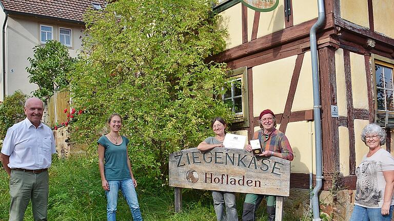 Landrat Thomas Habermann und&nbsp; Maike Hamacher gratulierten am Ziegenhof Irmelshausen Anne und Hans Schöneberg zur Verleihung der Staatsmedaille. Mit auf dem Bild Angela Schaßberger (Großbardorf), Sprecherin der Ökomodellregion Rhön-Grabfeld.