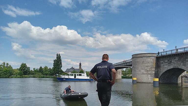 Die Polizei suchte am Mittwoch unterhalb der Alten Mainbrücke in Kitzingen mit Tauchern nach einer Tatwaffe. Die Polizei suchte am Mittwoch unterhalb der Alten Mainbrücke in Kitzingen mit Tauchern nach einer Tatwaffe.