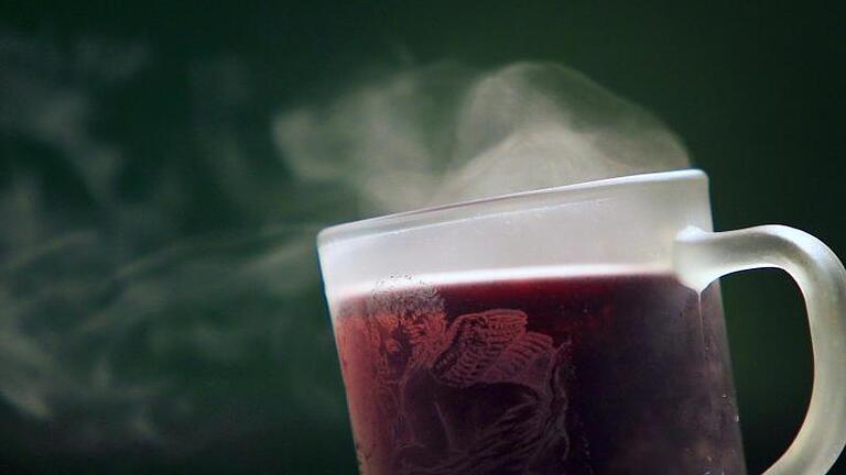 Verbrühungsgefahr: Wer einen heißen Glühwein trinkt, sollte sein Kind nicht gleichzeitig auf dem Arm tragen. Foto: Karl-Josef Hildenbrand/dpa/dpa-tmn       -  Hersteller müssen auf Glühweinflaschen künftig die Zutaten und Nährwerte angeben.