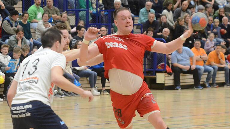 Der Simbacher Matthias Schimpf (links) stellt sich dem Lohrer Fabian Zehnter entgegen. Der Simbacher Matthias Schimpf (links) stellt sich dem Lohrer Fabian Zehnter entgegen.