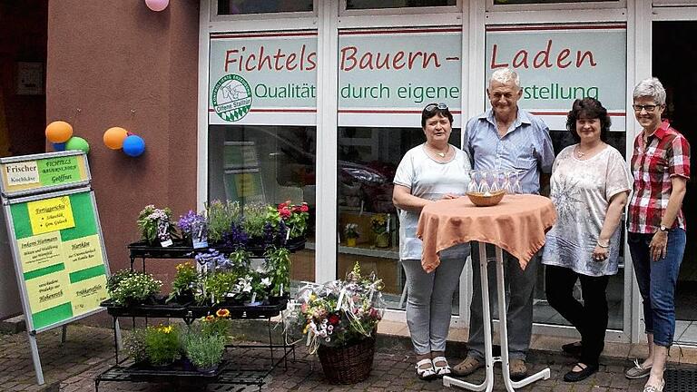 Waren aus eigener Herstellung - (jej) „Der alte Laden, schräg gegenüber wurde zu klein“, erklärte Gerhard Fichtel bei der Neueröffnung seines Bauernladens in der Obertorstraße, im Zentrum von Gemünden. Außerdem hat der neue Laden einen ebenerdigen Zugang, das sei gut für die ältere Kundschaft, ergänzt Ehefrau Sylvia. Geboren wurde die Idee aus der Marktgemeinschaft, die einmal im Monat auf dem Marktplatz ihre Produkte anbietet. Im Juli 2013 wurde der Bauernladen der Marktgemeinschaft in der Obertorstraße 34 eröffnet. Nun wurde der Laden zu klein und ein ebenerdiger Zugang war nötig. Deshalb baute das Paar den Laden schräg gegenüber um und betreibt nun „Fichtels Bauernladen“ allein, den die Teilnehmer am Bauernmarkt zum größten Teil beliefern. Die Hausmacherwurst kommt aus eigener Produktion in Obersinn, dort unterhält das Ehepaar einen Hofladen. Alle anderen Produkte sind aus eigener Herstellung der jeweiligen Lieferanten. Die Angebotspalette reicht von Gewürzen, Marmelade, Honig, Essig, Salate, Nudeln, Pesto, Ketchup, Wurst und Käse, bis zu Spirituosen und Blumen. Tochter Sabine Blum und Monika Trenner betreuen die Kunden. Waren aus eigener Herstellung - (jej) „Der alte Laden, schräg gegenüber wurde zu klein“, erklärte Gerhard Fichtel bei der Neueröffnung seines Bauernladens in der Obertorstraße, im Zentrum von Gemünden. Außerdem hat der neue Laden einen ebenerdigen Zugang, das sei gut für die ältere Kundschaft, ergänzt Ehefrau Sylvia. Geboren wurde die Idee aus der Marktgemeinschaft, die einmal im Monat auf dem Marktplatz ihre Produkte anbietet. Im Juli 2013 wurde der Bauernladen der Marktgemeinschaft in der Obertorstraße 34 eröffnet. Nun wurde der Laden zu klein und ein ebenerdiger Zugang war nötig. Deshalb baute das Paar den Laden schräg gegenüber um und betreibt nun „Fichtels Bauernladen“ allein, den die Teilnehmer am Bauernmarkt zum größten Teil beliefern. Die Hausmacherwurst kommt aus eigener Produktion in Obersinn, dort unterhält das Ehepaar einen Hofladen. Alle anderen Produkte sind aus eigener Herstellung der jeweiligen Lieferanten. Die Angebotspalette reicht von Gewürzen, Marmelade, Honig, Essig, Salate, Nudeln, Pesto, Ketchup, Wurst und Käse, bis zu Spirituosen und Blumen. Tochter Sabine Blum und Monika Trenner betreuen die Kunden.