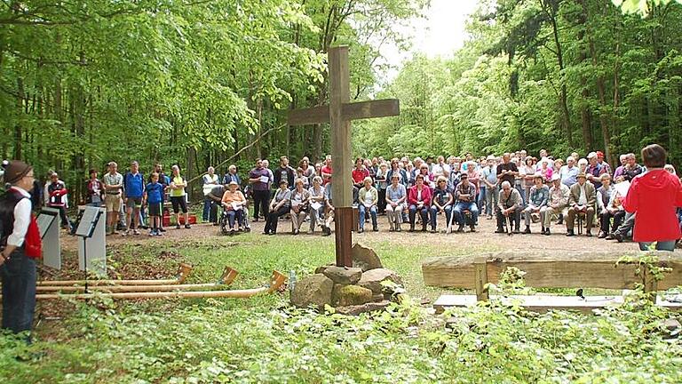 Erhielt seinen kirchlichen Segen: das Gipfelkreuz auf dem Geiersberg.