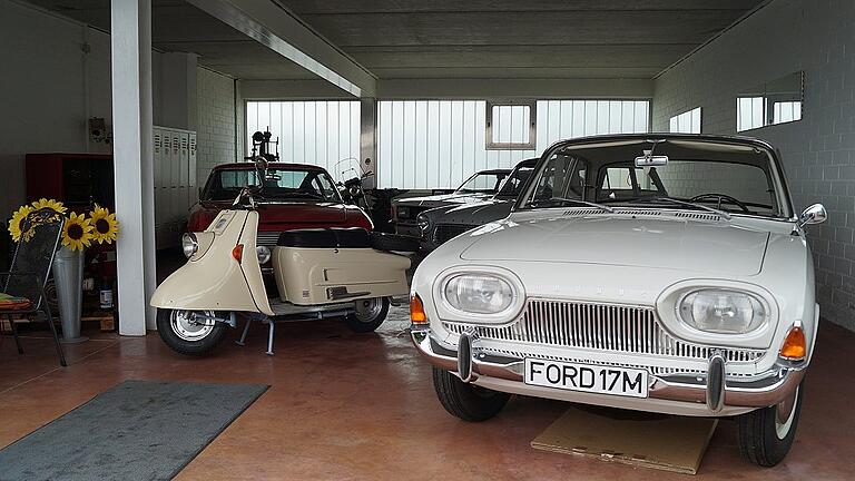 Noch gibt es das kleine Oldtimer-Museum bei Märkl Auto-Service in Knetzgau. Doch bald sollen die Fahrzeuge verkauft und der Platz anders genutzt werden. Im Vordergrund steht das Highlight der Ausstellung: Ein Ford P3, auch bekannt als „Badewanne“. Noch gibt es das kleine Oldtimer-Museum bei Märkl Auto-Service in Knetzgau. Doch bald sollen die Fahrzeuge verkauft und der Platz anders genutzt werden. Im Vordergrund steht das Highlight der Ausstellung: Ein Ford P3, auch bekannt als „Badewanne“.