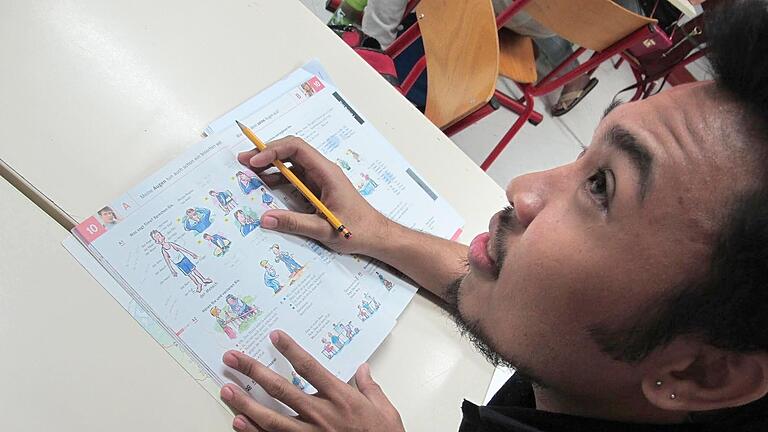 Junge Philippinos lernen für Auslandsjobs.jpeg       -  Junge Menschen auf den Philippinen lernen am Goethe-Institut Deutsch. Doch die Zweifel dort wachsen, ob sie wirklich willkommen sind.