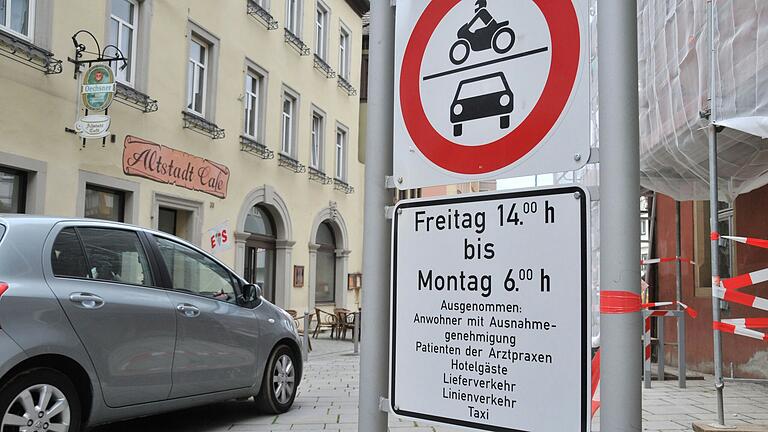 Seit über zehn Jahren gilt die Wochenendsperrung am Ochsenfurter Marktplatz bereits. Doch Schilder allein zeigten bisher wenig Wirkung.