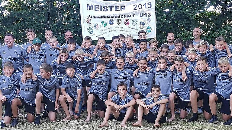 U13 der SG Grettstadt feiert die dritte Meisterschaft - Die Nachwuchs-Fußballer der SG Grettstadt aus den Ortschaften Michelau, Dingolshausen, Donnersdorf, Traustadt, Sulzheim, Alitzheim, Mönchstockheim, Grettstadt, Dürrfeld sowie Ober-/Untereuerheim feierten mit dem Titel in der U-13-Gruppe Schweinfurt 2 bereits die dritte Meisterschaft innerhalb von zwei Jahren. Nun freuen sich (stehend von links) Alexander Dinkel, Harald Back, Yoan Kritzner, Moritz Wolf, Felix Barth, Linus Melhorn, Jonas Pfrang, Niklas Wagner, Valentin Solf, Hardi Barbich, Hannes Wilhelmus, Maximilian Softic, Florian Fischer, Yannik Loder, Fynn Oberle, Lucas Hemmerich, Thomas Wolf, dahinter Rolf Finster, Thomas Solf, Jürgen Schwarz, Felix Paulik, Mika Bördlein, Oliver v. Markowski, Mathias Schad; gebückt Lorenz Back, Felix Paulik, Dominik Fuchs, Mika Hemmerich, Jonas Müller, Guilio Weinbeer, Linus Schmitt sowie vorne (kniend) Maximilian Dinkel, Jonas Schad, Jonas Finger, Markus Dörflein, Leon Bandorf, Luis Lommel, Julian Schwarz, Bastian Habersack, Lukas Heigl, Sebastian Pfister, Florian Mock, Hannes Eisenhauer sowie sitzend Elias Ringelmann und Julius Schreck. Es fehlen: Jochen Schreck, Youssef Mohammad, David Weimer, Romeo Kindermann, Albashir Farman, Jano Koppitz und Christoph Wenzlick. (swt) U13 der SG Grettstadt feiert die dritte Meisterschaft - Die Nachwuchs-Fußballer der SG Grettstadt aus den Ortschaften Michelau, Dingolshausen, Donnersdorf, Traustadt, Sulzheim, Alitzheim, Mönchstockheim, Grettstadt, Dürrfeld sowie Ober-/Untereuerheim feierten mit dem Titel in der U-13-Gruppe Schweinfurt 2 bereits die dritte Meisterschaft innerhalb von zwei Jahren. Nun freuen sich (stehend von links) Alexander Dinkel, Harald Back, Yoan Kritzner, Moritz Wolf, Felix Barth, Linus Melhorn, Jonas Pfrang, Niklas Wagner, Valentin Solf, Hardi Barbich, Hannes Wilhelmus, Maximilian Softic, Florian Fischer, Yannik Loder, Fynn Oberle, Lucas Hemmerich, Thomas Wolf, dahinter Rolf Finster, Thomas Solf, Jürgen Schwarz, Felix Paulik, Mika Bördlein, Oliver v. Markowski, Mathias Schad; gebückt Lorenz Back, Felix Paulik, Dominik Fuchs, Mika Hemmerich, Jonas Müller, Guilio Weinbeer, Linus Schmitt sowie vorne (kniend) Maximilian Dinkel, Jonas Schad, Jonas Finger, Markus Dörflein, Leon Bandorf, Luis Lommel, Julian Schwarz, Bastian Habersack, Lukas Heigl, Sebastian Pfister, Florian Mock, Hannes Eisenhauer sowie sitzend Elias Ringelmann und Julius Schreck. Es fehlen: Jochen Schreck, Youssef Mohammad, David Weimer, Romeo Kindermann, Albashir Farman, Jano Koppitz und Christoph Wenzlick. (swt)