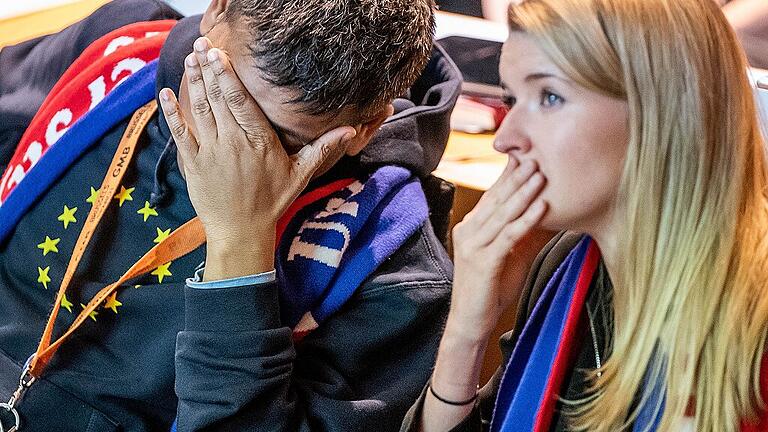 KINA - Trauer und Jubel über Abschied - Abschiedsschmerz bei Mitarbeitern von britischen Europaabgeordneten KINA - Trauer und Jubel über Abschied - Abschiedsschmerz bei Mitarbeitern von britischen Europaabgeordneten