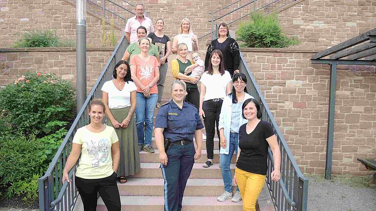 Auf dem Foto die Schulweghelfer von Aura zusammen mit dem Bürgermeister, der Schulleiterin und Vertreterin, sowie der Dienststellenleiterin der Polizei Gemünden.