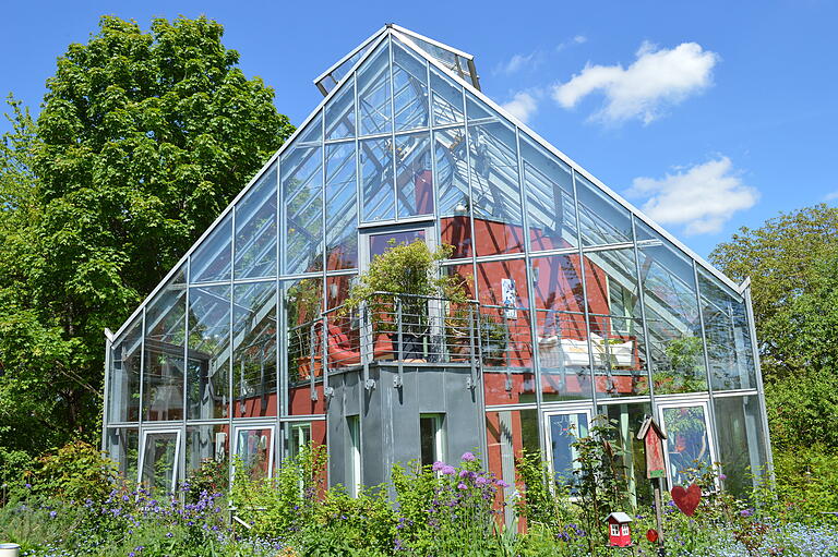Das Glashaus Andres besteht aus zwei Teilen: Gemauertes Haus und Glashaus. Die Gäste dürfen sich deshalb über einen großen Wintergarten freuen, der zum Verweilen einlädt. Das Glashaus Andres besteht aus zwei Teilen: Gemauertes Haus und Glashaus. Die Gäste dürfen sich deshalb über einen großen Wintergarten freuen, der zum Verweilen einlädt. 