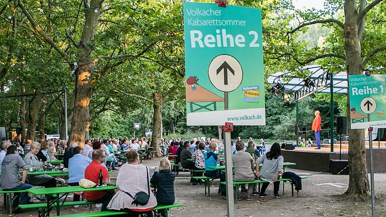 Da geht's lang: Der 'Volkacher Kabarett-Sommer' lockt vom 26. August bis 4. September auf den Weinfestplatz.