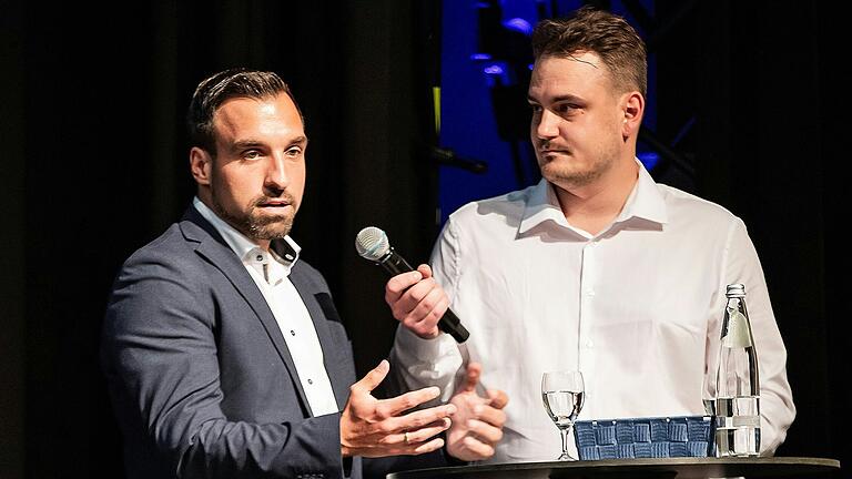 Bad Neustadts Bürgermeister Michael Werner (links) sprach mit Main-Post-Redakteur Michael Endres (rechts) über den angekündigten Stellenabbau bei Valeo und Preh und dessen mögliche Auswirkungen Bad Neustadts Bürgermeister Michael Werner (links) sprach mit Main-Post-Redakteur Michael Endres (rechts) über den angekündigten Stellenabbau bei Valeo und Preh und dessen mögliche Auswirkungen