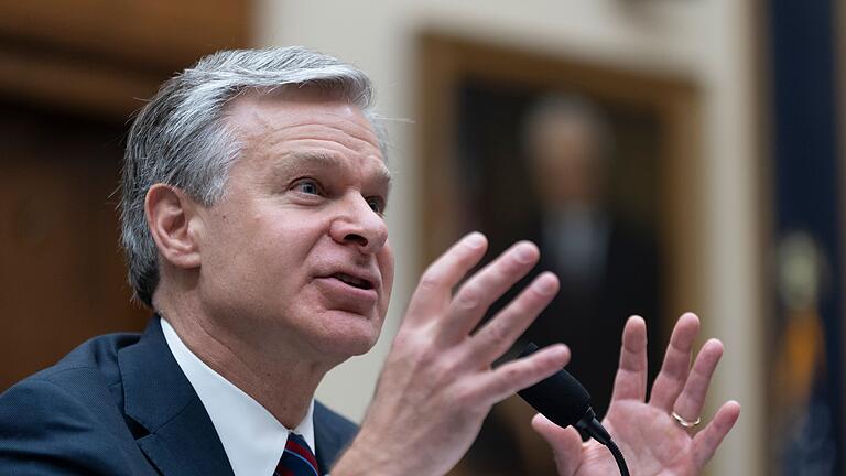 Trump will wieder nach Butler - FBI: Kugel hat Ohr verletzt - FBI-Chef Wray wollte sich zunächst nicht darauf festlegen, ob Trump von einer Kugel oder einem Splitter am Ohr verletzt wurde. (Archivbild) Trump will wieder nach Butler - FBI: Kugel hat Ohr verletzt - FBI-Chef Wray wollte sich zunächst nicht darauf festlegen, ob Trump von einer Kugel oder einem Splitter am Ohr verletzt wurde. (Archivbild)