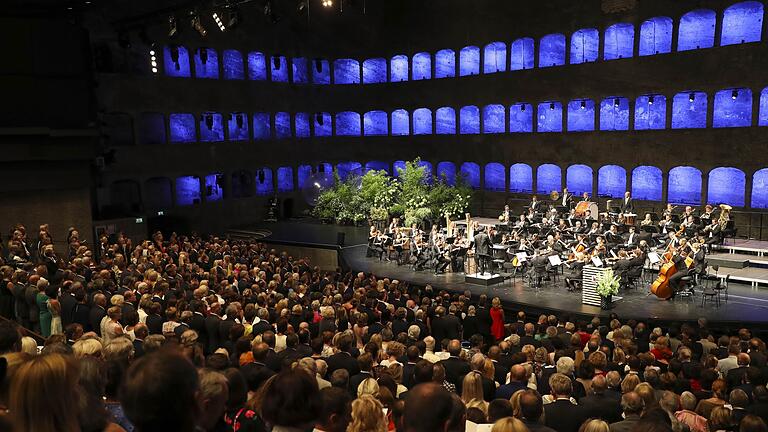 Die Felsenreitschule in Salzburg       -  Die Salzburger Felsenreitschule heißt nicht nur so - sie ist wirklich in den Fels gehauen. (Foto: Archiv)