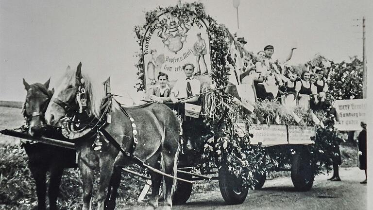 Geschirre von Zugtieren waren viele Jahrzehnte lang gefragte Auftragsarbeiten für die Sattlerei Reuß. Sogar Pferdegespanne für die Festwagen beim Oktoberfestzug in München wurden ausgestattet. Geschirre von Zugtieren waren viele Jahrzehnte lang gefragte Auftragsarbeiten für die Sattlerei Reuß. Sogar Pferdegespanne für die Festwagen beim Oktoberfestzug in München wurden ausgestattet.