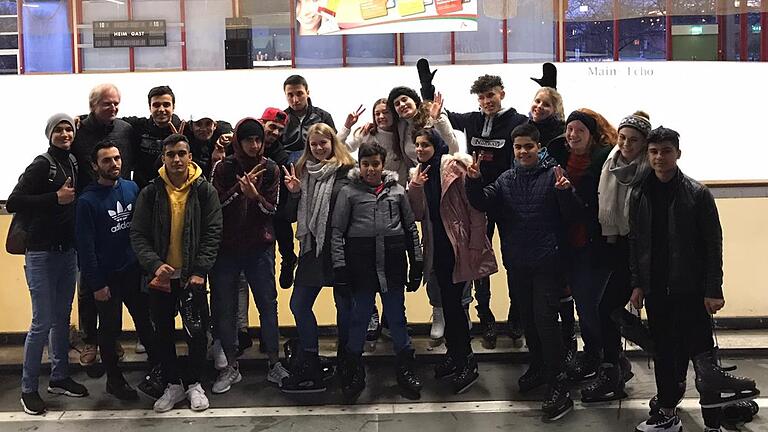 Die jungen Malteser Integrationslotsen vom Balthasar-Neumann-Gymnasium und die von ihnen betreuten Geflüchteten hatten viel Spaß zusammen beim gemeinsamen Ausflug in die Eislaufhalle Aschaffenburg. Die jungen Malteser Integrationslotsen vom Balthasar-Neumann-Gymnasium und die von ihnen betreuten Geflüchteten hatten viel Spaß zusammen beim gemeinsamen Ausflug in die Eislaufhalle Aschaffenburg.