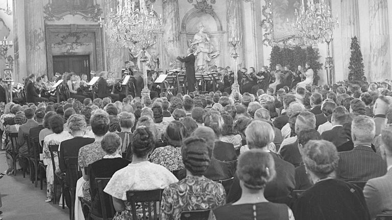 Mozartfest in den 1940er Jahren: Hermann Zilcher dirigiert. Mozartfest in den 1940er Jahren: Hermann Zilcher dirigiert.