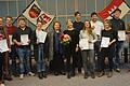 Stolz präsentierten die Teilnehmerinnen und Teilnehmer des diesjährigen Sensorik-Zertifikats ihre Urkunden. Zu den Gratulanten zählten Weinfachberater Hermann Mengler (zweiter von links), Bezirkstagsvizepräsidentin Eva-Maria Linsenbreder (sechste von links) und die Thüngersheimer Weinprinzessine Theresa Galz (rechts daneben).