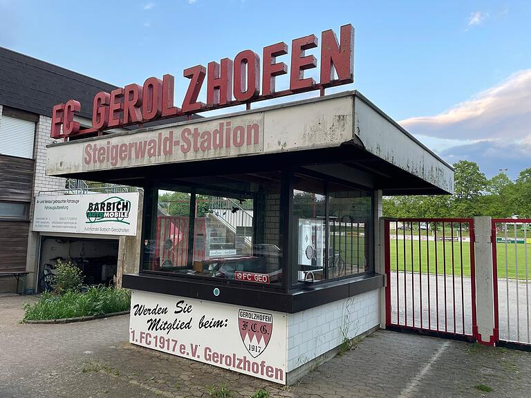 Zutritt zum Festivalgelände beim FC Gerolzhofen haben an zwei von drei Tagen nur Erwachsene. Einzig am Mittwochabend dürfen, unter strengen Auflagen, auch Minderjährige ab 16 Jahren mitfeiern. Zutritt zum Festivalgelände beim FC Gerolzhofen haben an zwei von drei Tagen nur Erwachsene. Einzig am Mittwochabend dürfen, unter strengen Auflagen, auch Minderjährige ab 16 Jahren mitfeiern.