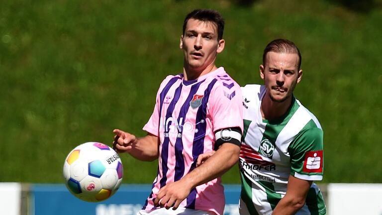 Ben Müller (links), der Kapitän des TSV Aubstadt, im Duell mit Jonas Rossdorfer vom SV Schalding-Heining.