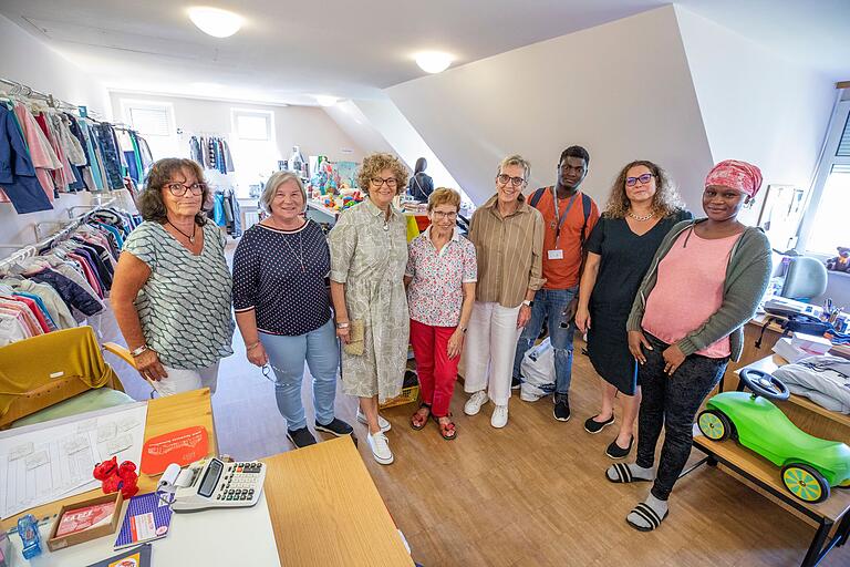 Das K.A.T.ZE-Team von links mit&nbsp; Inge Jobst, Petra Kolitsch, Gabi Scheller, Elfriede Feldmann, Christiane Meixner, einem K.A.T.ZE-Kunden, Kathrin Ziegler vom SkF und einer weiteren Kundin der Kinder-Ausstattungszentrale.