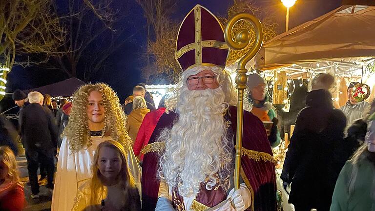 Nikolaus kommt zu Besuch auf den 'Münsterer Nikolausmarkt'.