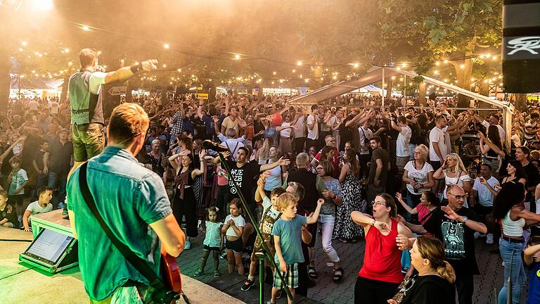 Stimmung pur beim Volkacher Weinfest 2023. Ganz sicher wird auch bei der 74.&nbsp; Auflage des Festes im August 2024 die Menge toben.&nbsp;