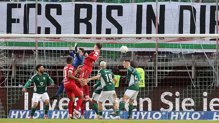 Das zweite Tor des Abends: der Ex-Schweinfurter Tim Kraus erzielt per Kopf das 2:0 für die Würzburger Kickers.