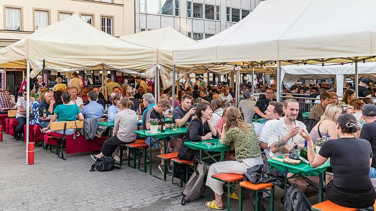 Das Würzburger Weindorf (Archivbild) bietet auch in diesem Jahr wieder viele überdachte Sitzplätze.