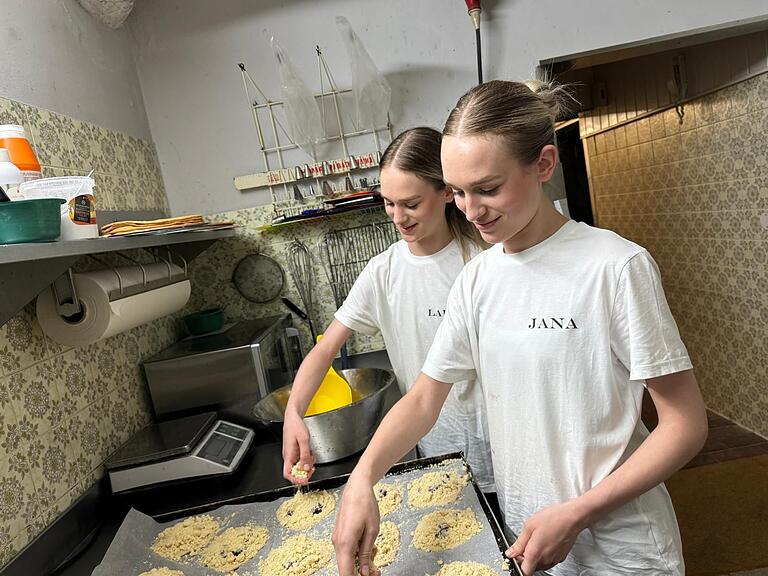 Laura (links) und Jana (rechts) in Aktion in der Backstube des Café Stark in Arnstein