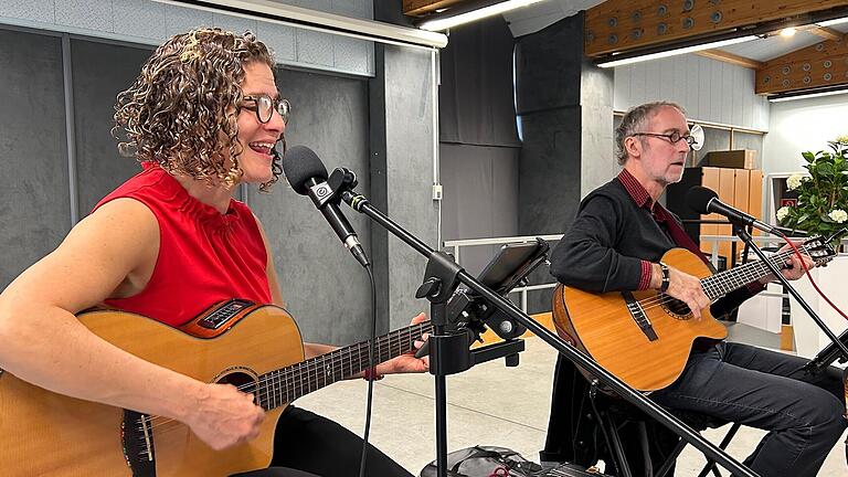 Das Duo Zweiklang aus Fulda sorgte mit Hits und Heimatliedern, Schlagern und Chansons für einen beschwingten Nachmittag im Kurstift Bad Brückenau.       -  Das Duo Zweiklang aus Fulda sorgte mit Hits und Heimatliedern, Schlagern und Chansons für einen beschwingten Nachmittag im Kurstift Bad Brückenau.